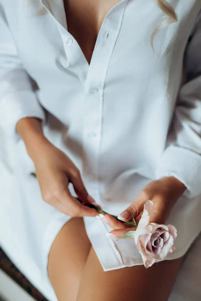 Menina Uma Camisa Branca Segura Uma Rosa Suas Mãos — Fotografia de Stock