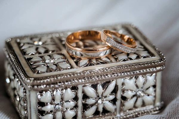 Jegygyűrűk Esküvői Dekorációval — Stock Fotó