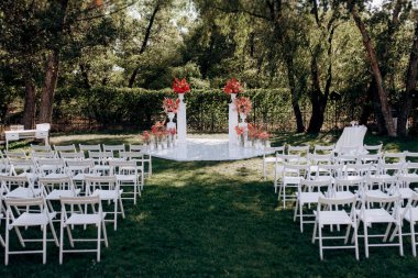 Düğün alanı, kemer sandalyeler dekor