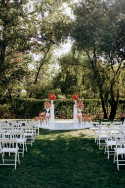 Düğün alanı, kemer sandalyeler dekor