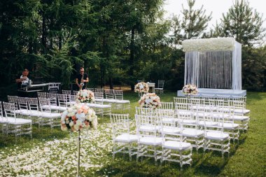 Düğün alanı, kemer sandalyeler dekor