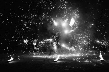 Ateş gösterisinin ateşli parçaları.