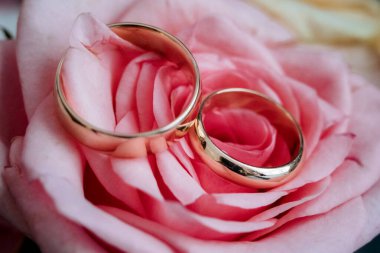 Nikah yüzükleri ve düğün dekoru.