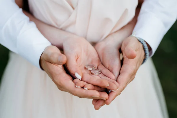 Menyasszony Vőlegény Megfogta Kezét Jegygyűrűkkel — Stock Fotó