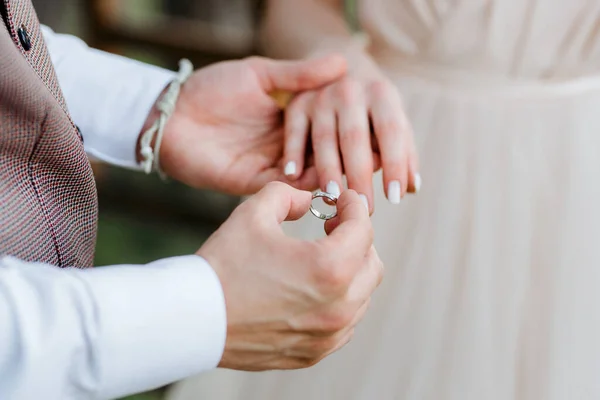 結婚式の装飾が施された結婚指輪 — ストック写真