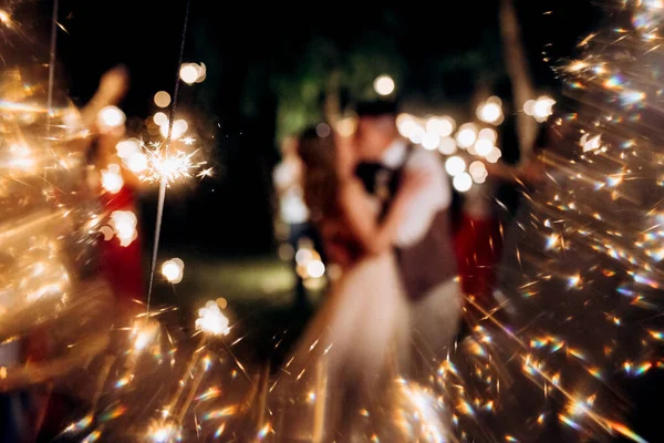 Sparklers Casamento Par Recém Casados Segundo Plano — Fotografia de Stock