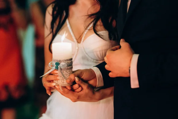 Νύφη Και Γαμπρός Κρατούσαν Χέρι Κερί — Φωτογραφία Αρχείου