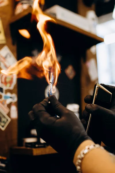 Barbier Brûle Rasoir Avec Feu — Photo