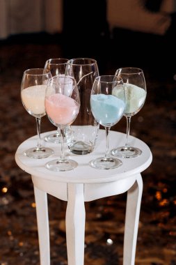 Şarap için düğün kadehi ve kristalden şampanya