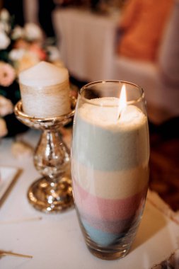 toplu mum - katmanlı renkli kumlu bir vazo