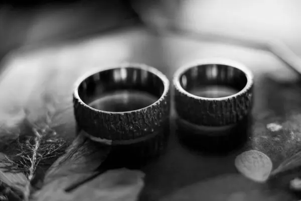 Alianças Casamento Com Uma Decoração Casamento — Fotografia de Stock