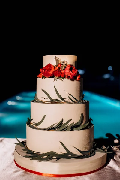 Décor Mariage Avec Gâteau Sur Banc Bois Sur Fond Cascade — Photo