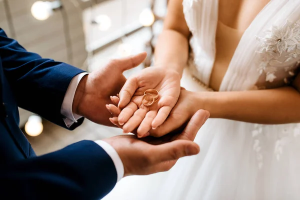 Noivo Coloca Noiva Anel Casamento — Fotografia de Stock