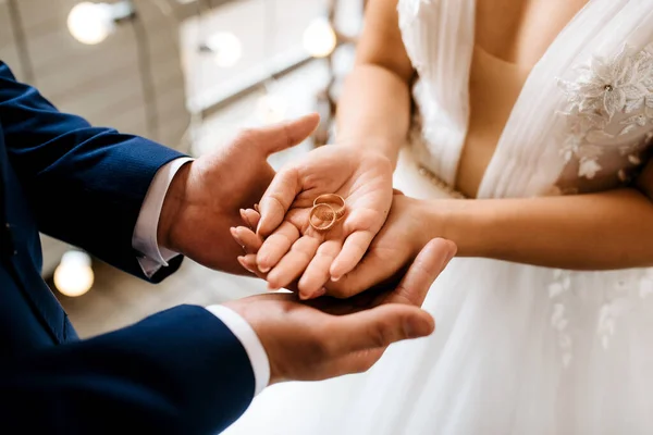 Novio Pone Novia Anillo Bodas — Foto de Stock