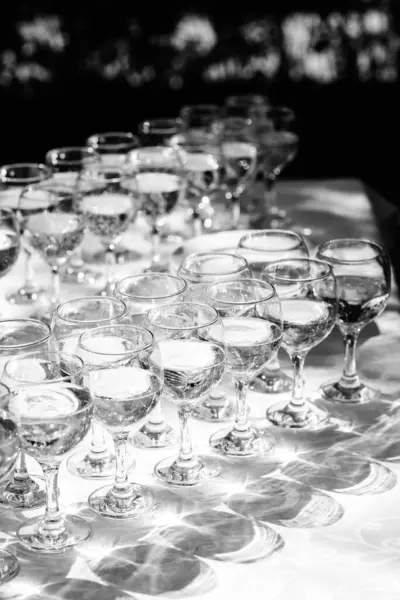 Γαμήλια Ποτήρια Για Κρασί Και Σαμπάνια Από Διάφανο Κρύσταλλο — Φωτογραφία Αρχείου