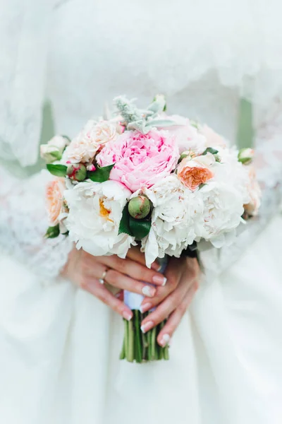 Κομψό Γαμήλιο Μπουκέτο Από Φρέσκα Φυσικά Λουλούδια Και Πράσινο — Φωτογραφία Αρχείου