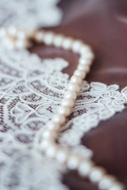 Doğal çiçekler ve yeşil elementlerden yapılmış zarif düğün süsleri.