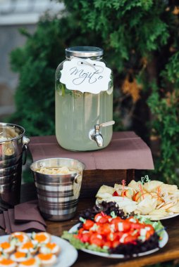 Doğal çiçekler ve yeşil elementlerden yapılmış zarif düğün süsleri.