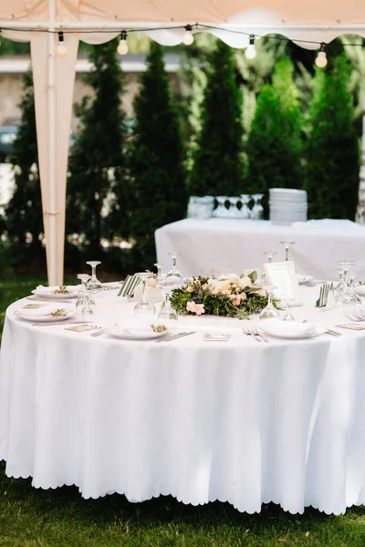 Elegant Wedding Decorations Made Natural Flowers Green Elements — Stock Photo, Image