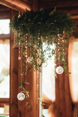 Doğal çiçekler ve yeşil elementlerden yapılmış zarif düğün süsleri.