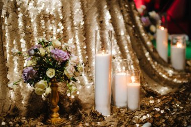 Doğal çiçekler ve yeşil elementlerden yapılmış zarif düğün süsleri.