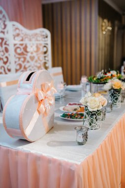 Doğal çiçekler ve yeşil elementlerden yapılmış zarif düğün süsleri.