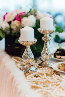 Doğal çiçekler ve yeşil elementlerden yapılmış zarif düğün süsleri.