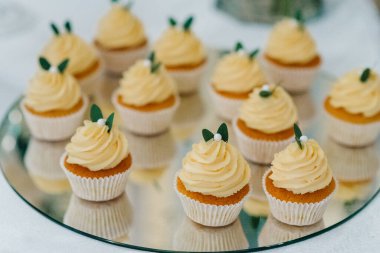 Doğal çiçekler ve yeşil elementlerden yapılmış zarif düğün süsleri.