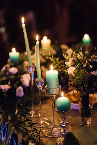 Elegante Hochzeitsdekorationen Aus Natürlichen Blumen Und Grünen Elementen — Stockfoto