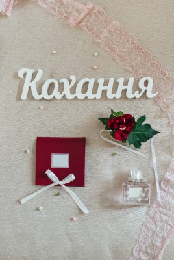 Altın alyanslar genç bir çiftin düğününün göstergesi.