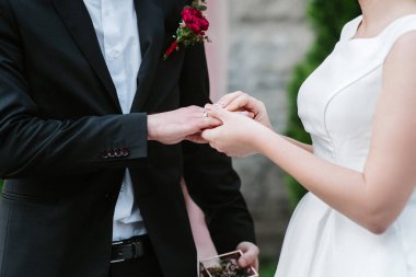 Altın alyanslar genç bir çiftin düğününün göstergesi.