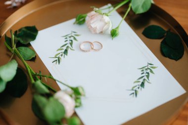 Altın alyanslar genç bir çiftin düğününün göstergesi.