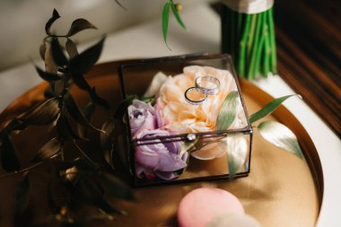 Altın alyanslar genç bir çiftin düğününün göstergesi.