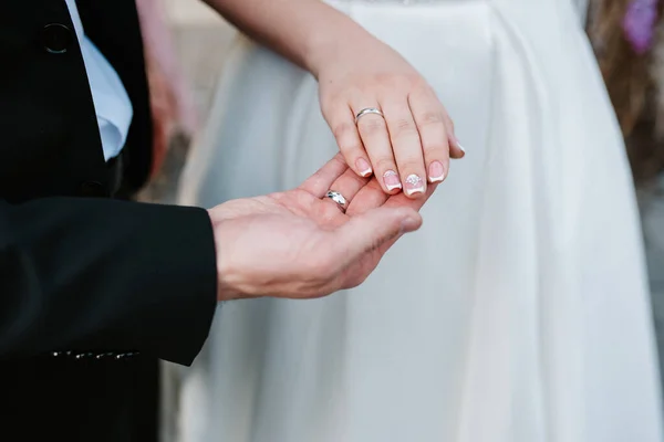 Gold Wedding Rings Attribute Young Couple Wedding — Stock Photo, Image