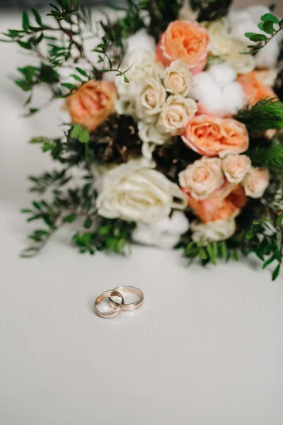 Anéis Casamento Ouro Como Atributo Casamento Jovem Casal — Fotografia de Stock