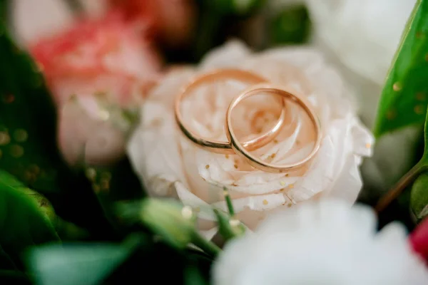 Arany Jegygyűrűk Mint Attribútum Egy Fiatal Pár Esküvőjén — Stock Fotó