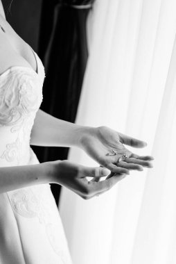 Gelini korse ve dantelli bir gelinlikle giydir.