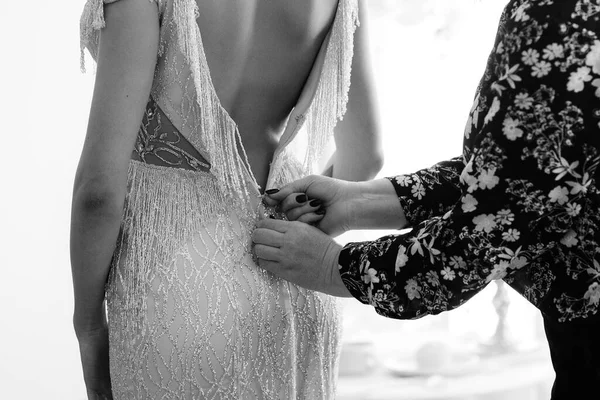 Вдягнути Наречену Весільну Сукню Корсетом Шнурками — стокове фото