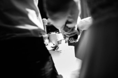 Gelin ve damat bir düğün pastasını bıçakla kestiler.