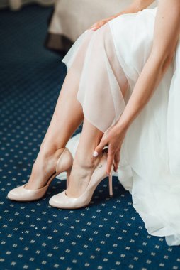 Gelinin düğün ayakkabıları, güzel moda.