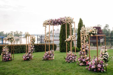 Ağaçların arasında, ağaçların arasında yeşil yolda düğün töreni.