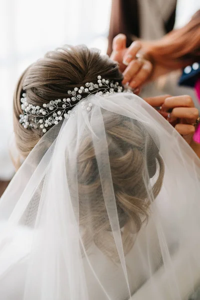 花嫁の髪の背中 ねじれたカールと花 — ストック写真