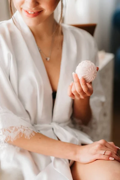 Menina Sentada Com Marshmallows Roupas Leves — Fotografia de Stock