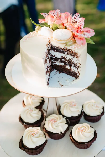 Festliche Hochzeitstorte Mit Weißer Sahne — Stockfoto