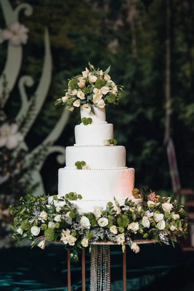 Pastel Esponja Boda Festivo Con Crema Hielo Blanco —  Fotos de Stock