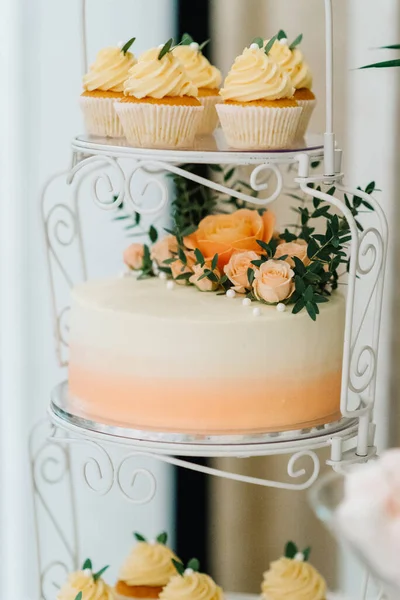 Festliche Hochzeitstorte Mit Weißer Sahne — Stockfoto