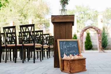 Ağaçların arasında, ağaçların arasında yeşil yolda düğün töreni.