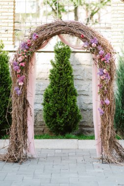 Ağaçların arasında, ağaçların arasında yeşil yolda düğün töreni.