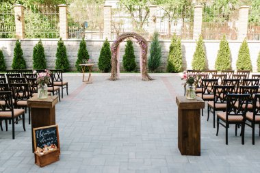 Ağaçların arasında, ağaçların arasında yeşil yolda düğün töreni.