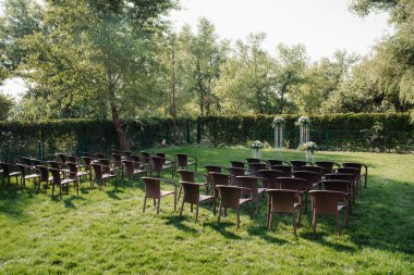 Ağaçların arasında, ağaçların arasında yeşil yolda düğün töreni.